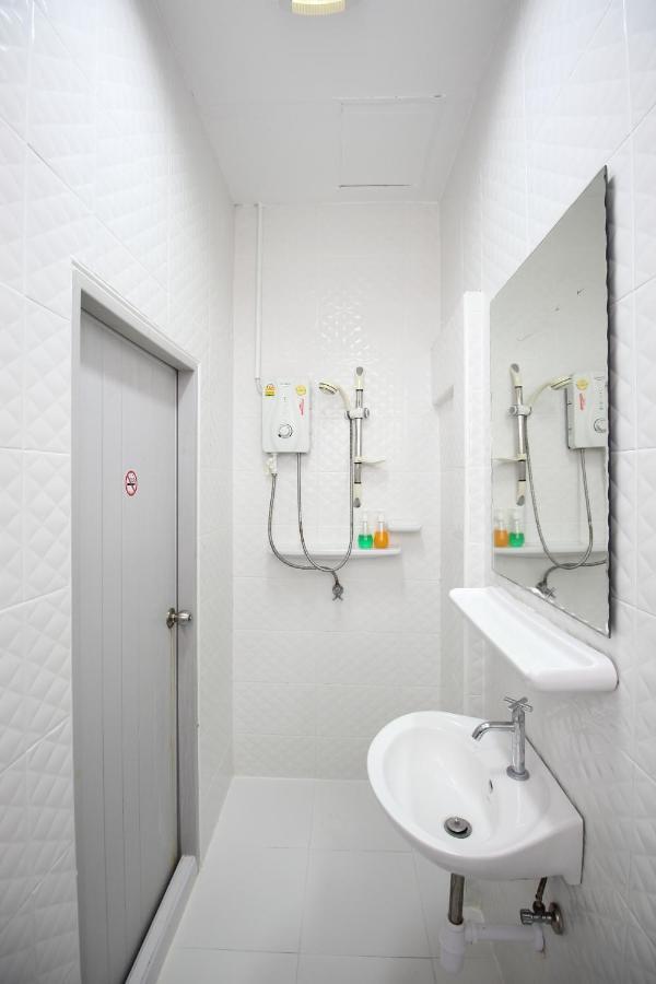 Oyo 435 Frame Residence Phuket Exterior photo